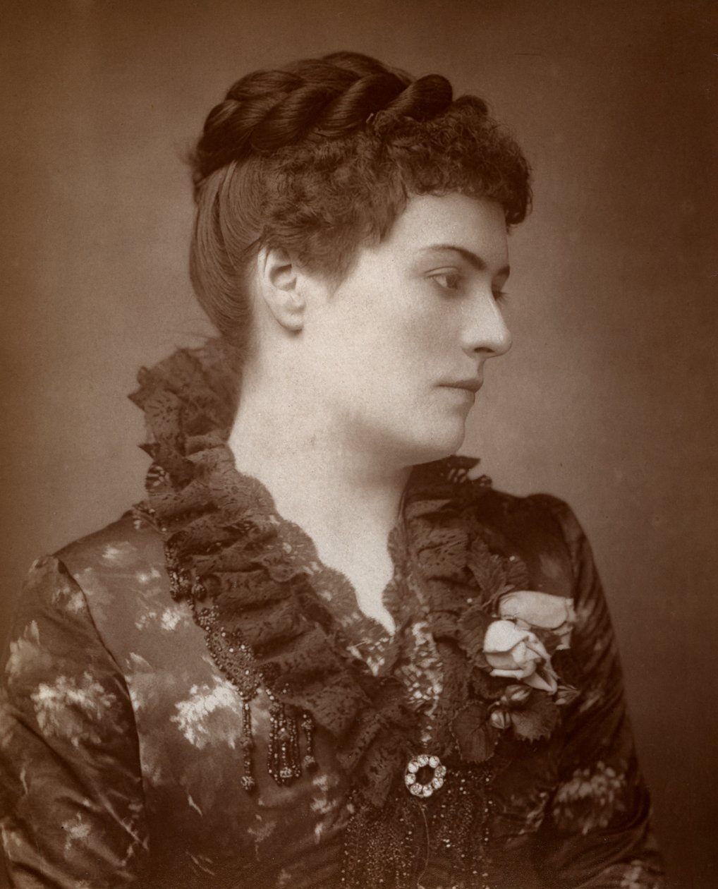 Sophie Eyre, atriz britânica, 1883 de St James