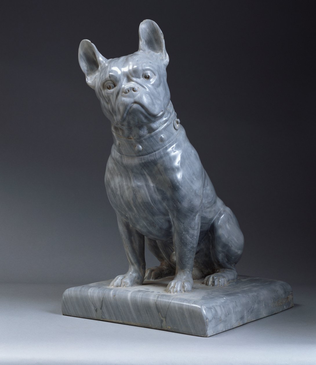 Uma figura de mármore cinza de um pug (mármore cinza) de Stanislas Lami