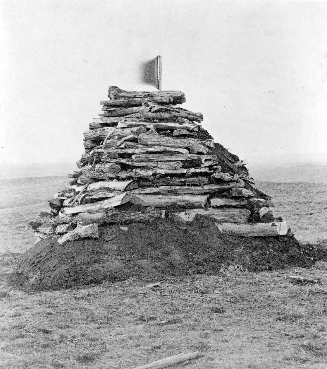 Monumento Contendo Ossos na Colina de Custer, 1879 de Stanley J. Morrow