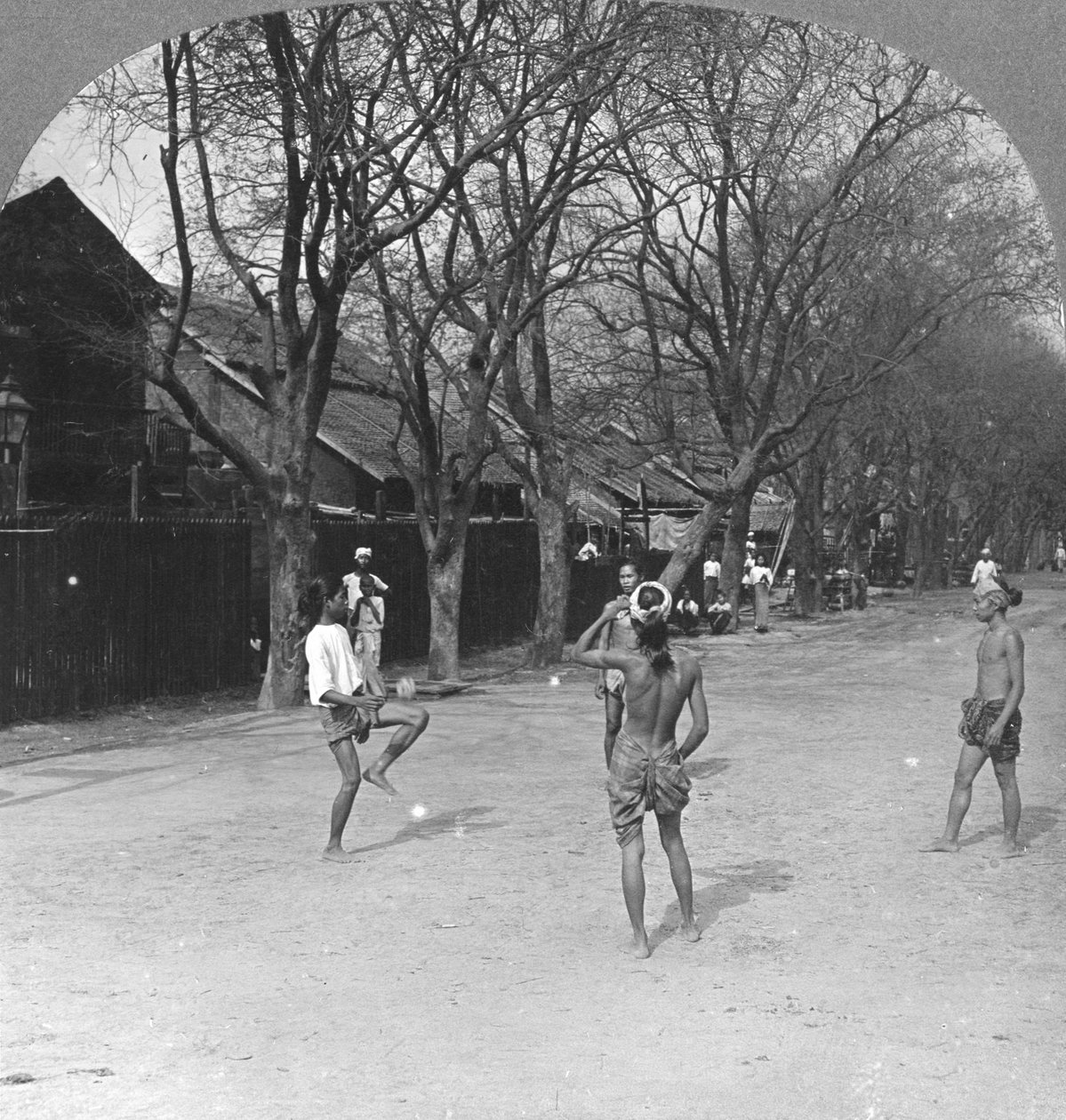 Um jogo de bola nativo na Birmânia, 1908 de Stereo Travel Co