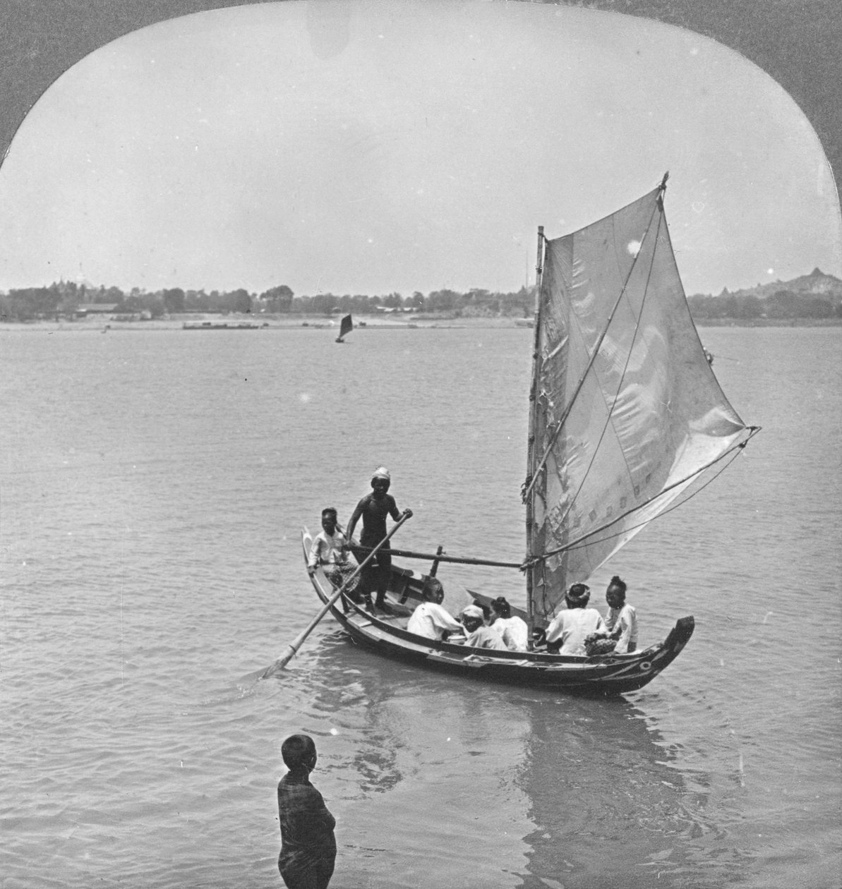 Um barco à vela no rio Irawaddy, Birmânia, 1908 de Stereo Travel Co