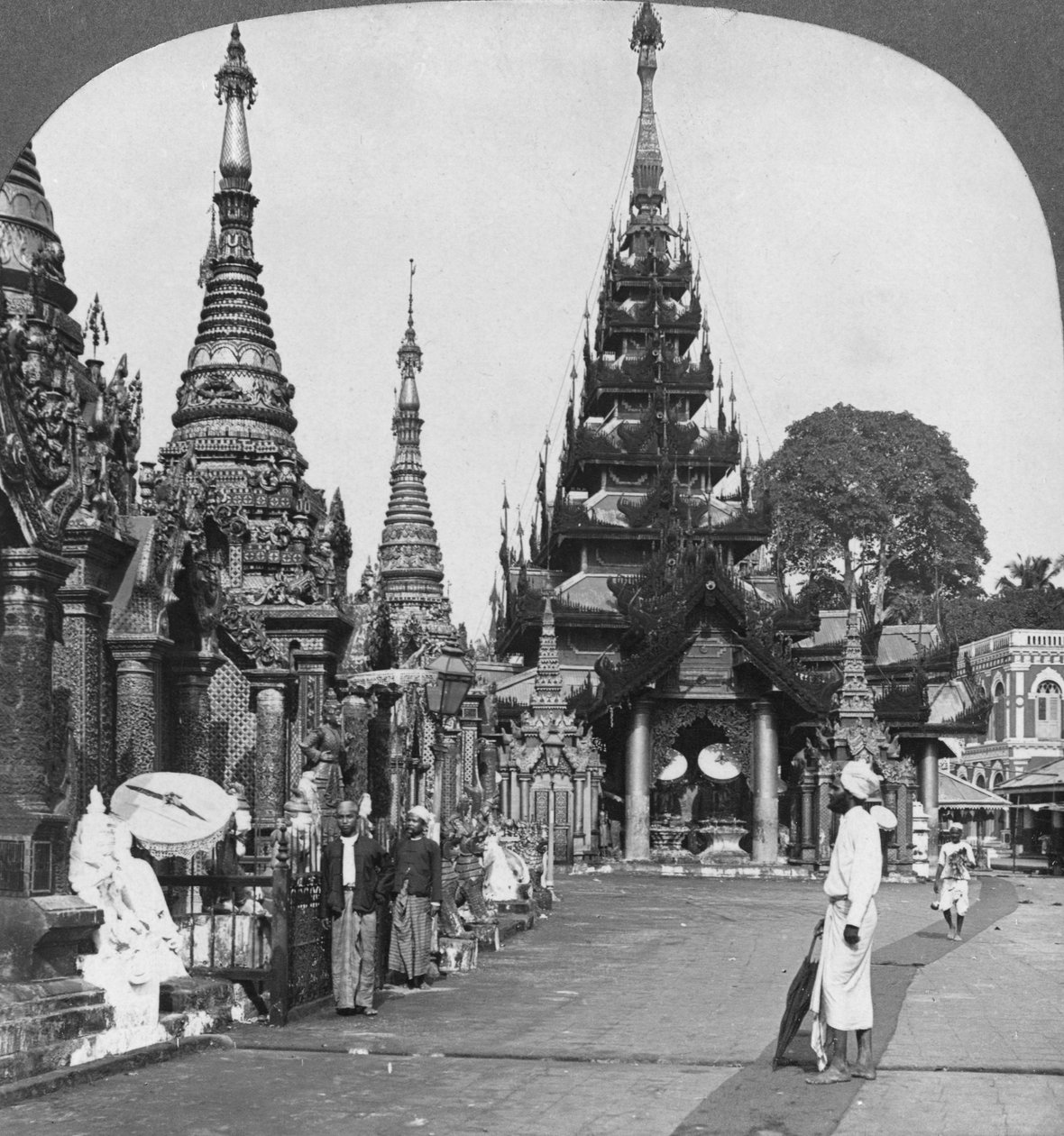 Ao longo da plataforma até a subida ao sul, pagode Shwedagon, Rangum, Birmânia, 1908 de Stereo Travel Co
