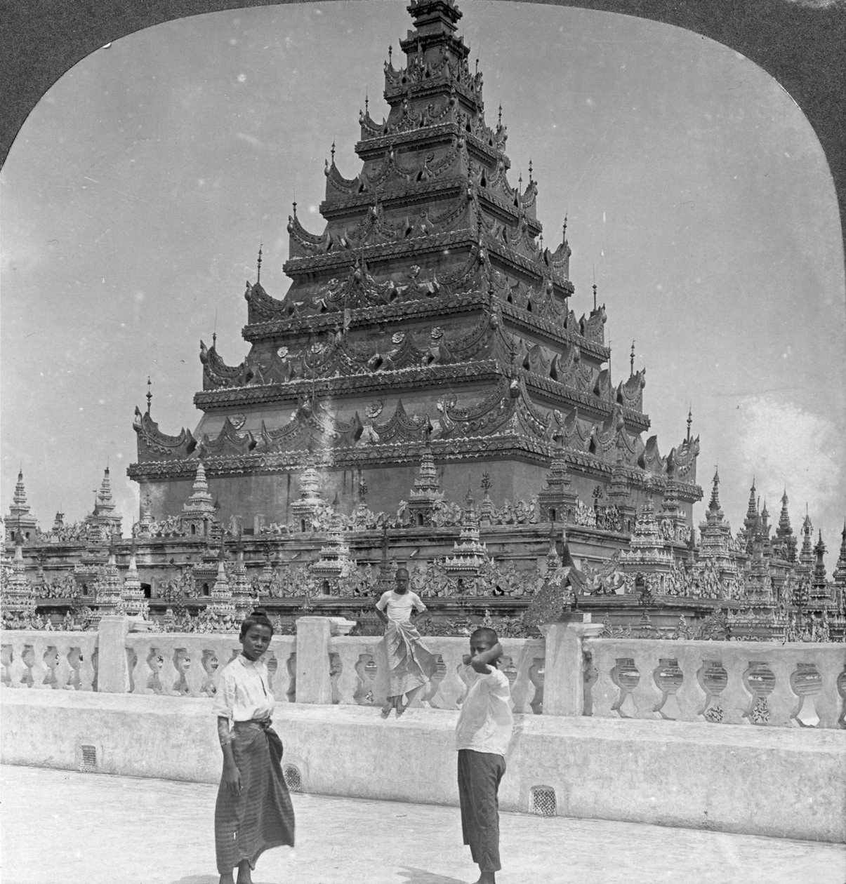 Pagode Arakan, Mandalay, Birmânia, 1908. de Stereo Travel Co