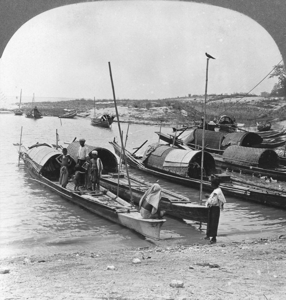 Barcos no rio Irrawaddy, Mingun, Birmânia, 1908 de Stereo Travel Co