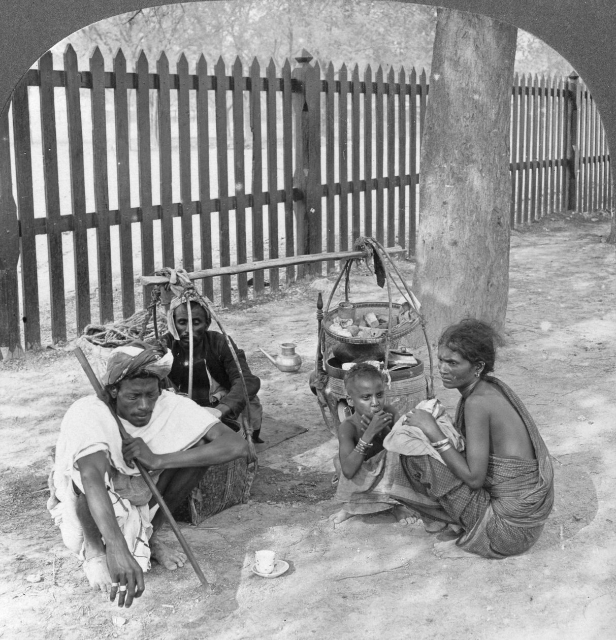 Café da manhã na beira da estrada, perto de Mandalay, Birmânia, 1908. de Stereo Travel Co