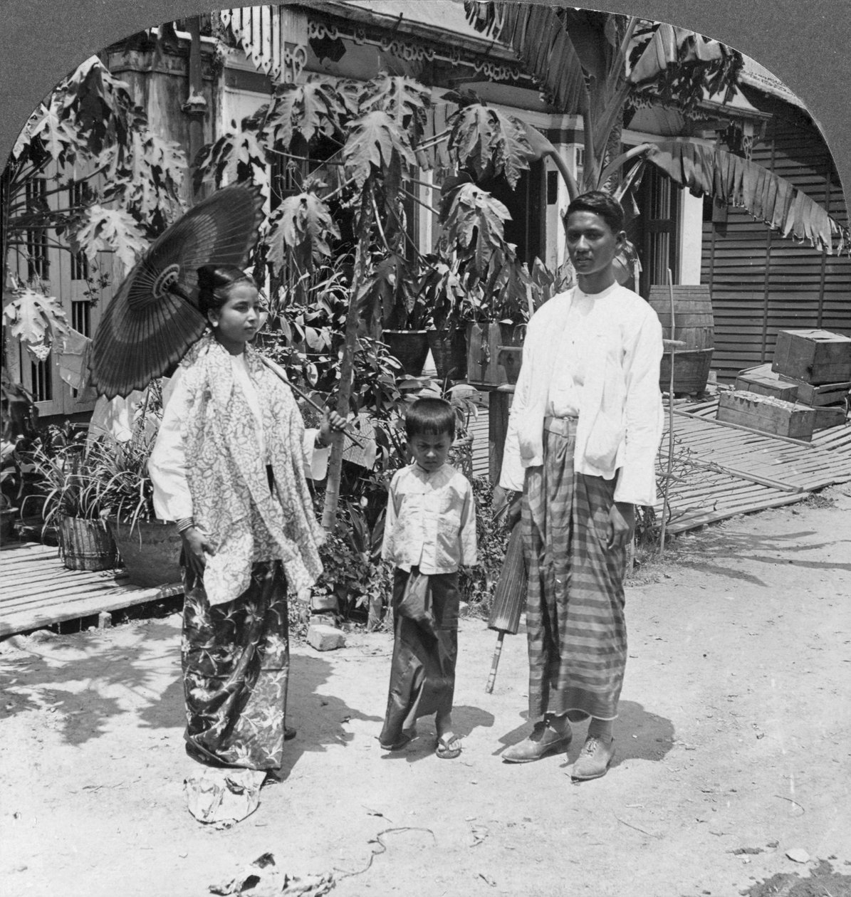 Família birmanesa, Rangoon, Birmânia, 1908 de Stereo Travel Co