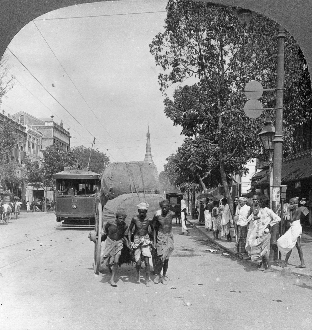 Rua Dalhousie, a mais movimentada da cidade, Rangum, Birmânia, 1908 de Stereo Travel Co