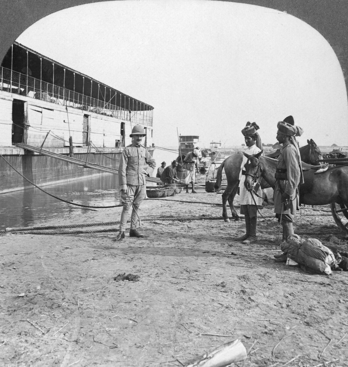 Oficial inglês e soldados nativos, Bhamo, Birmânia, 1908 de Stereo Travel Co