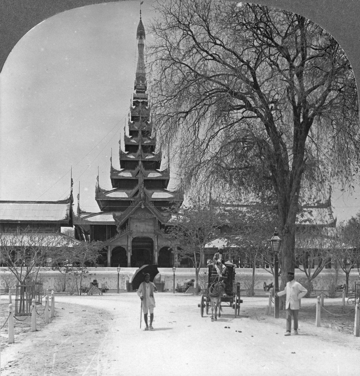 Vista frontal do palácio real, Mandalay, Birmânia, 1908 de Stereo Travel Co