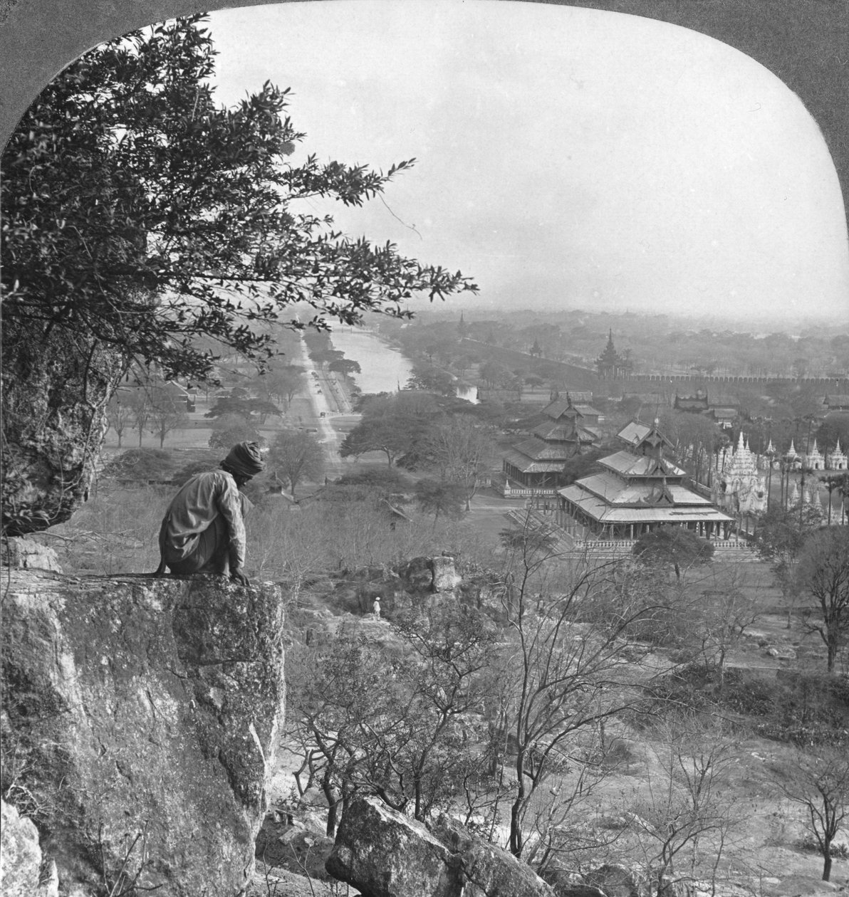 Vista geral de Mandalay, Birmânia, mostrando a parede do forte, 1908 de Stereo Travel Co