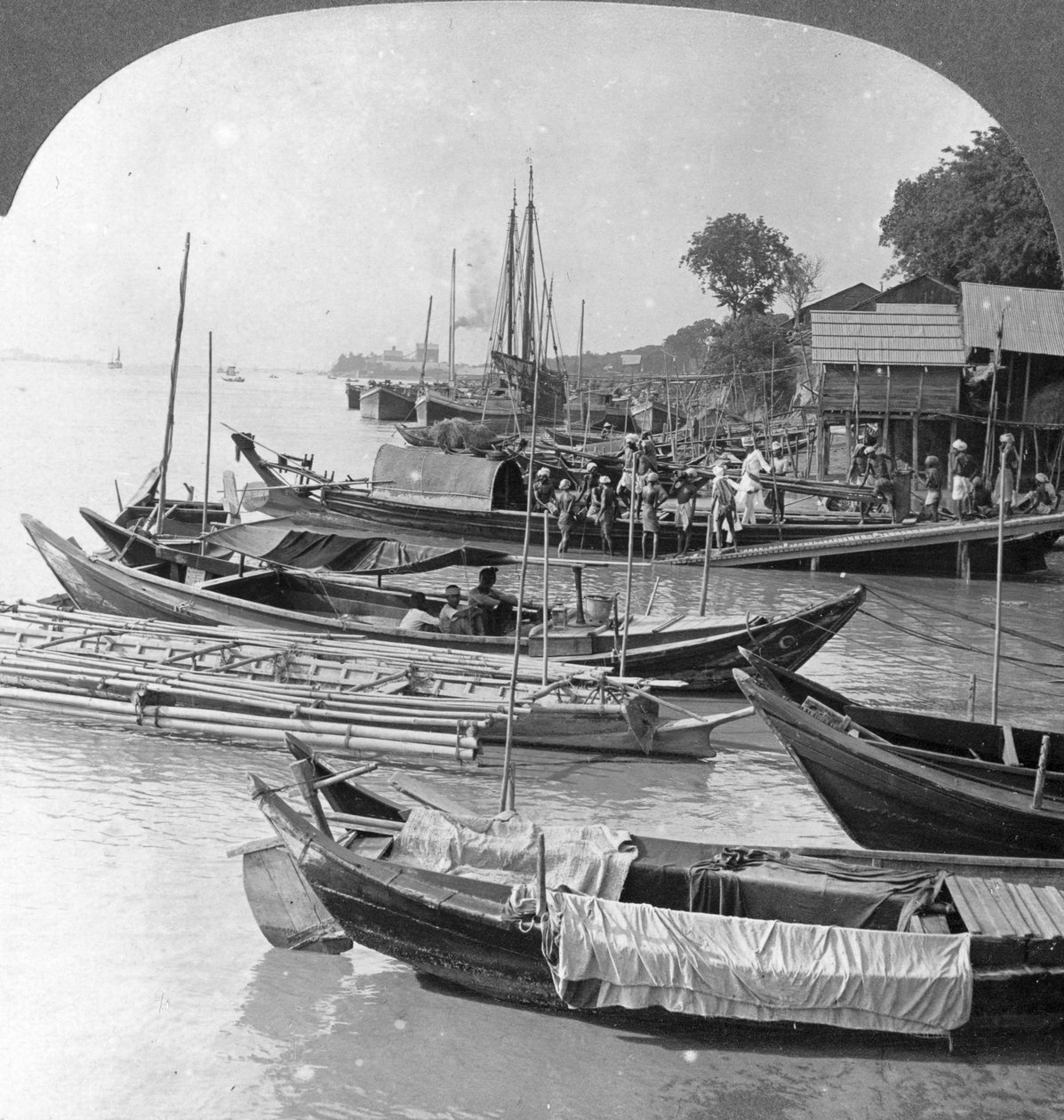 Olhando para o rio Irrawaddy, Rangum, Birmânia, 1908 de Stereo Travel Co