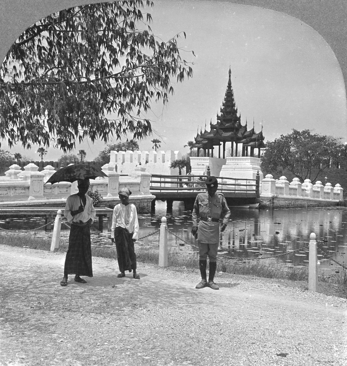Entrada principal para Fort Dufferin e o Palácio Real, Mandalay, Birmânia, 1908 de Stereo Travel Co