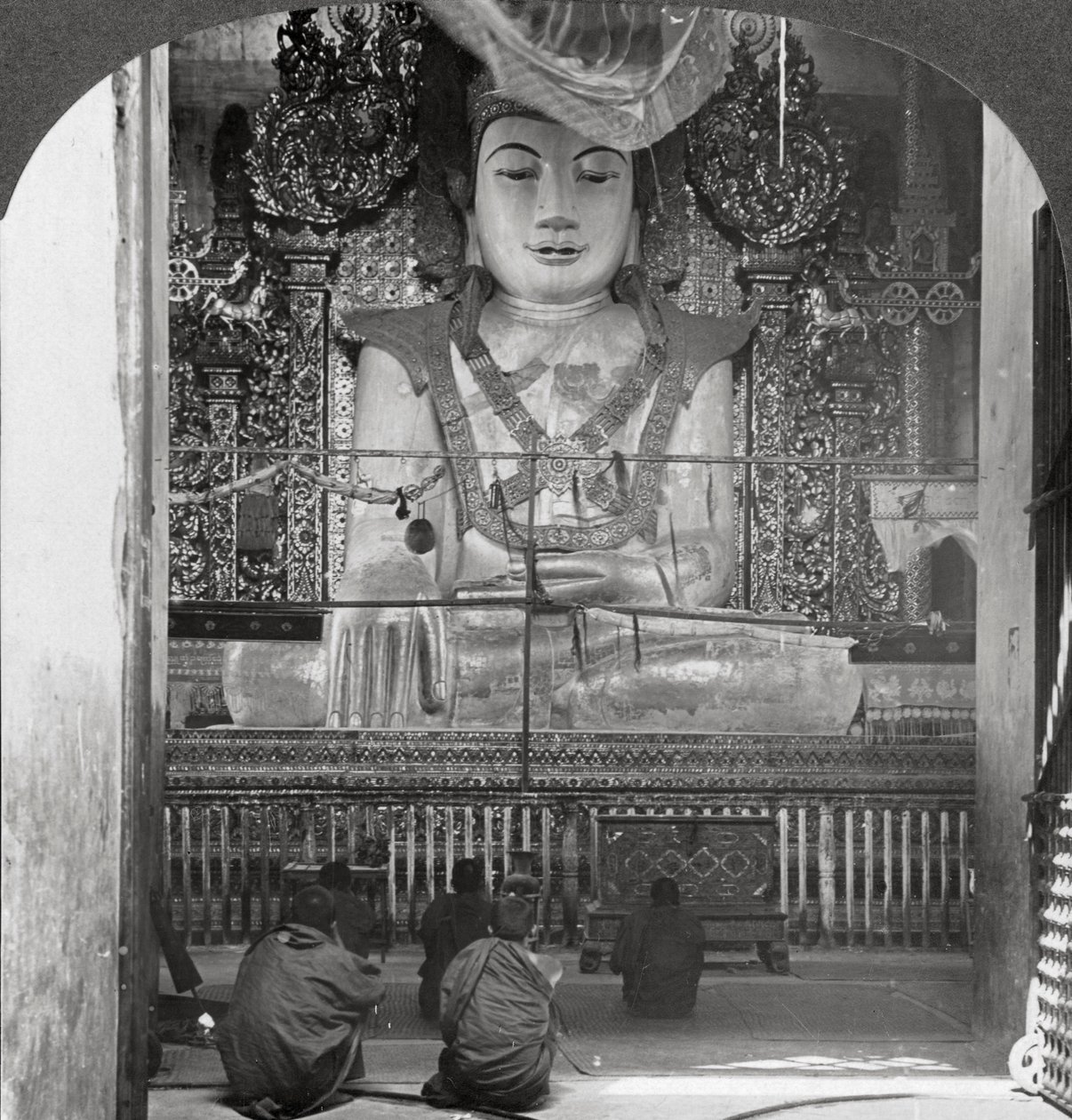 Buda de mármore em um pagode, Mandalay, Birmânia, 1908. de Stereo Travel Co