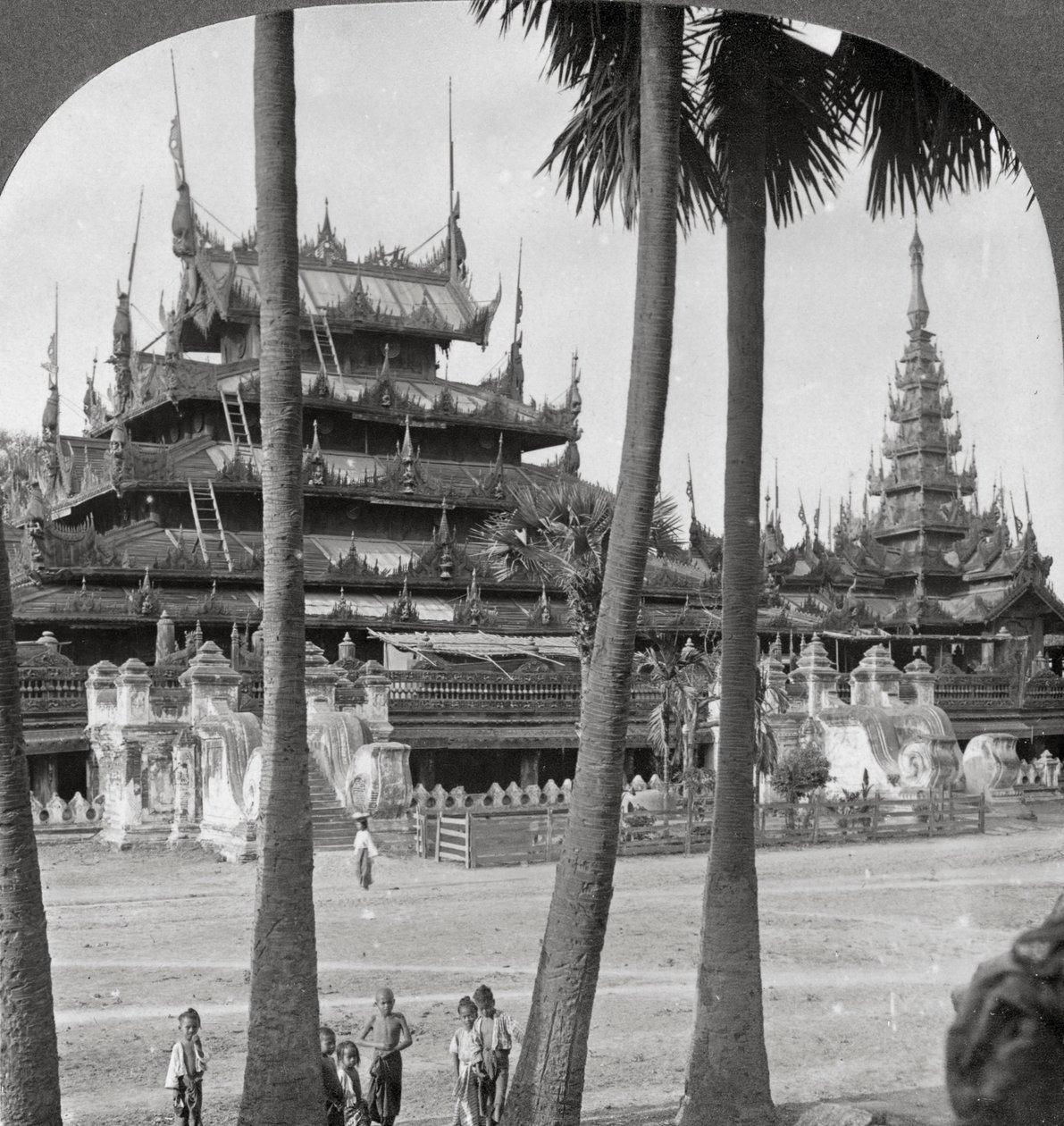 Templo pagão dos reis perto do pagode de Aindow Yak, Mandalay, Birmânia, 1908. de Stereo Travel Co