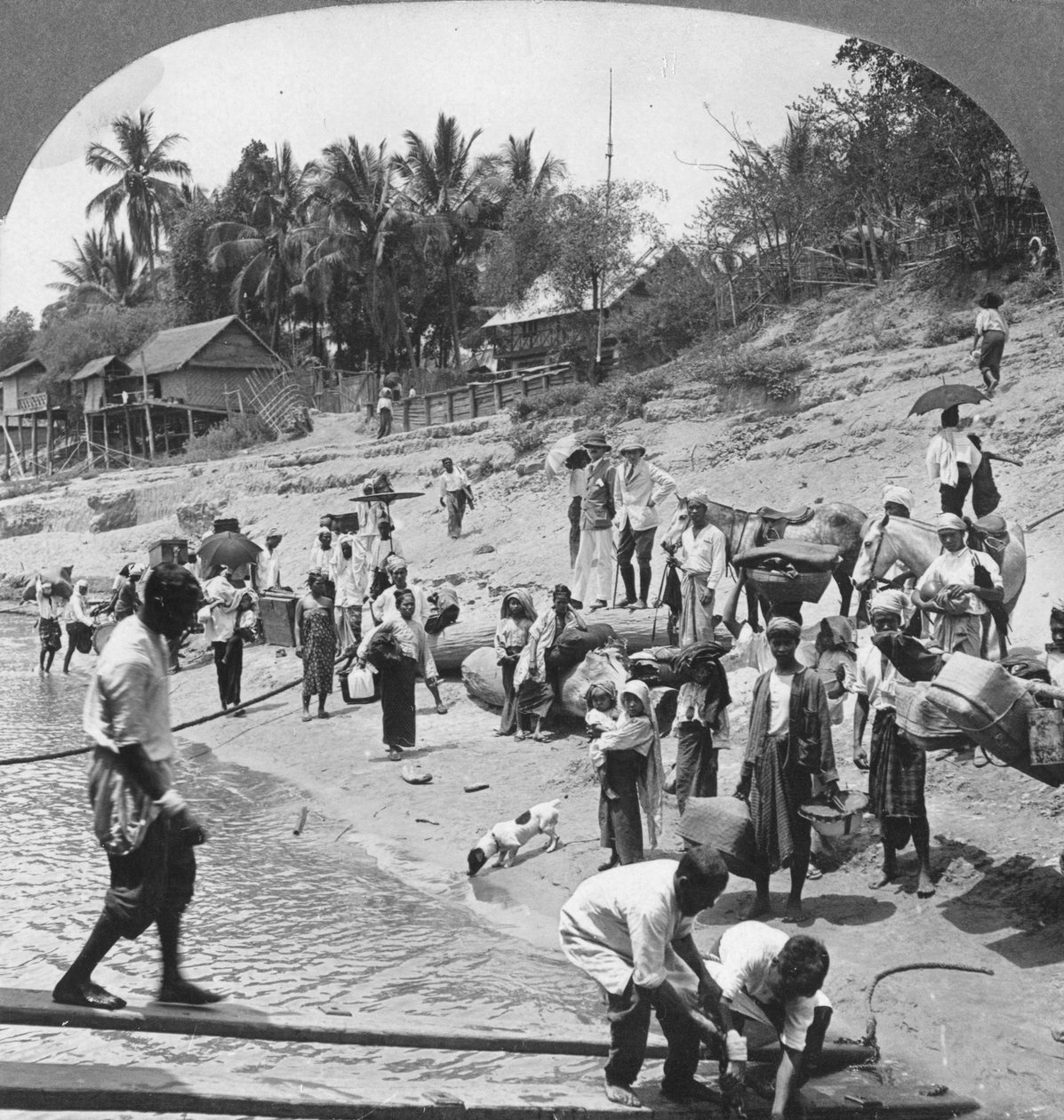Passageiros embarcando em um navio Irrawaddy, Mada, Rangoon, Birmânia, 1908 de Stereo Travel Co