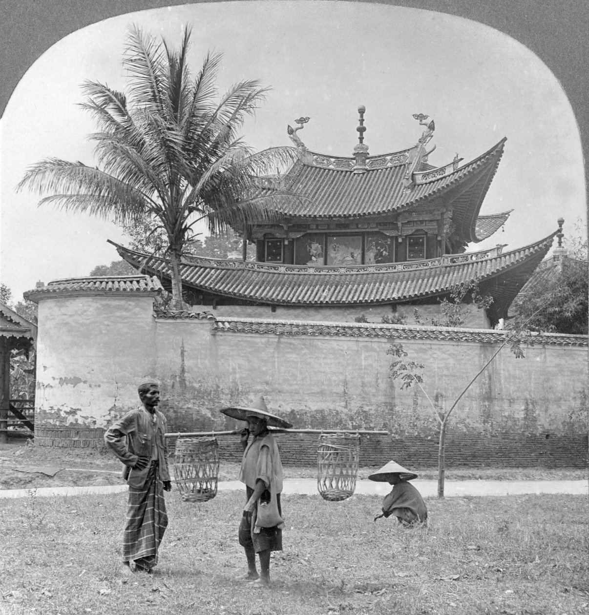 Casa de joss chinesa pitoresca, Bhamo, Birmânia, 1908 de Stereo Travel Co