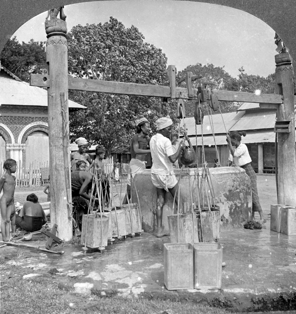 Poços de água públicos, Mandalay, Birmânia, 1908. de Stereo Travel Co