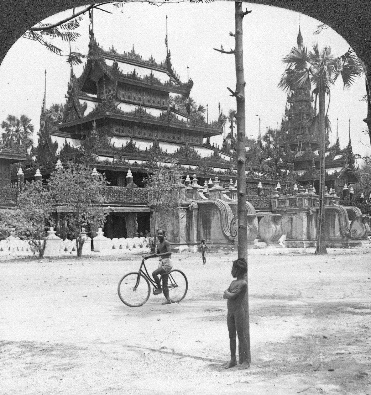 Queens Golden Mosteiro, Mandalay, Birmânia, 1908. de Stereo Travel Co