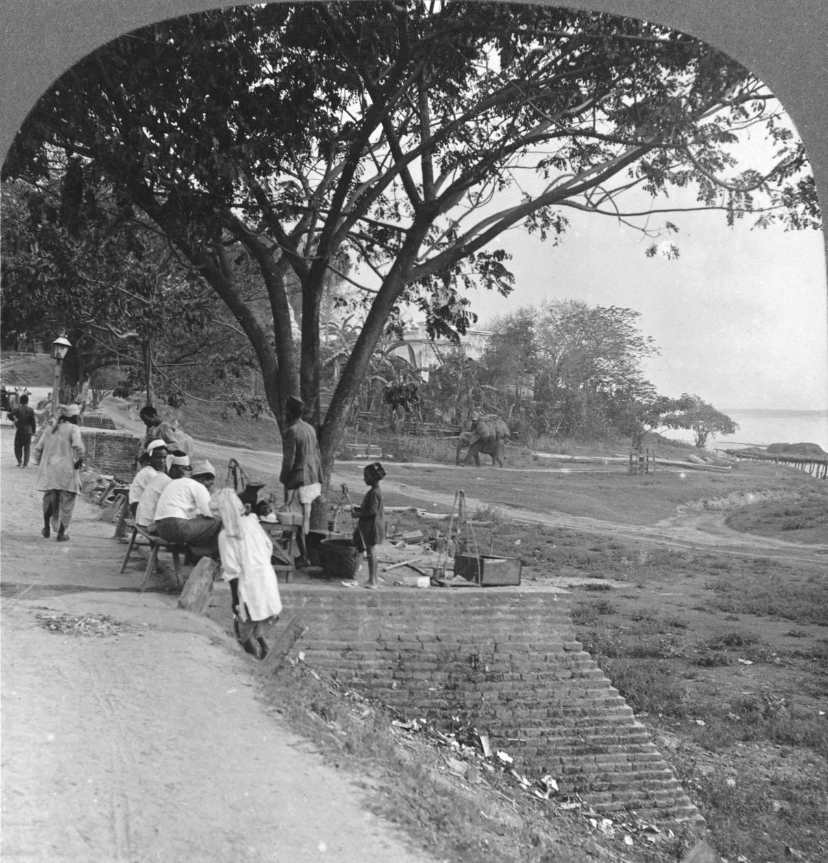 Frente e margem do rio, Bhamo, Birmânia, 1908 de Stereo Travel Co