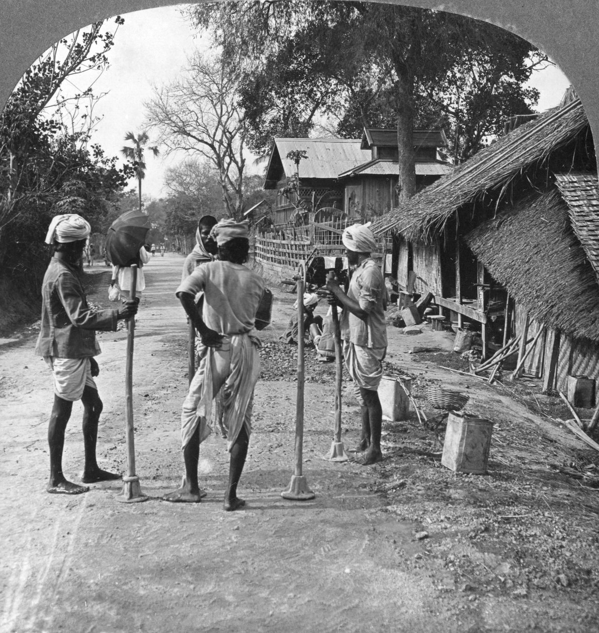 Reparação de estradas, Bhamo, Birmânia, 1908 de Stereo Travel Co