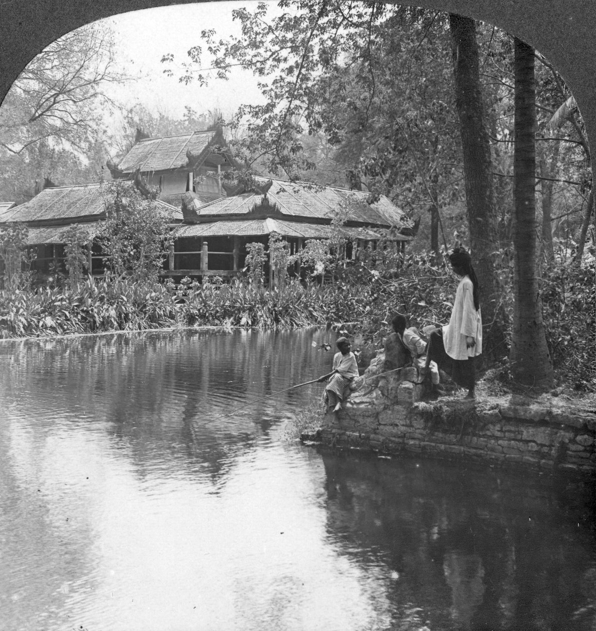 Palácio sul do jardim em Fort, Mandalay, Birmânia, 1908 de Stereo Travel Co