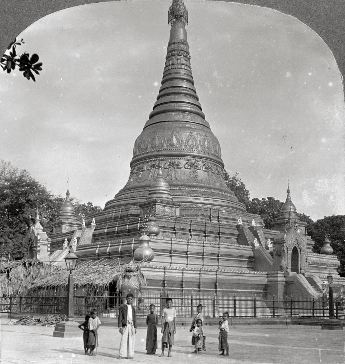 O pagode de Aindow Yak, Mandalay, Birmânia, 1908. de Stereo Travel Co