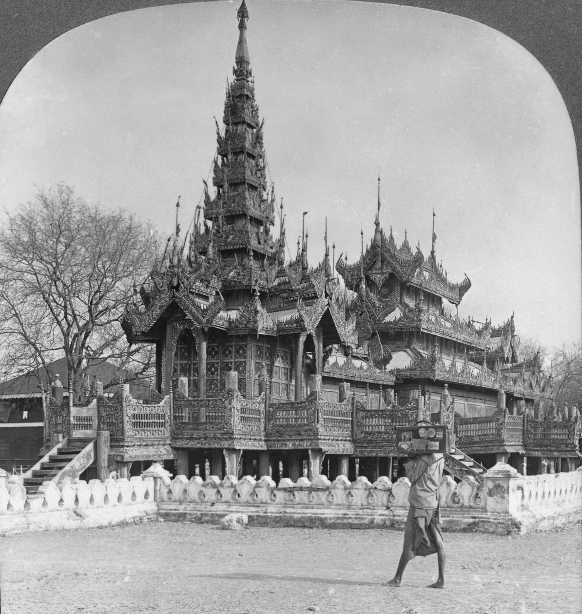 A escola do rei Thibaw no forte, Mandalay, Birmânia, 1908 de Stereo Travel Co