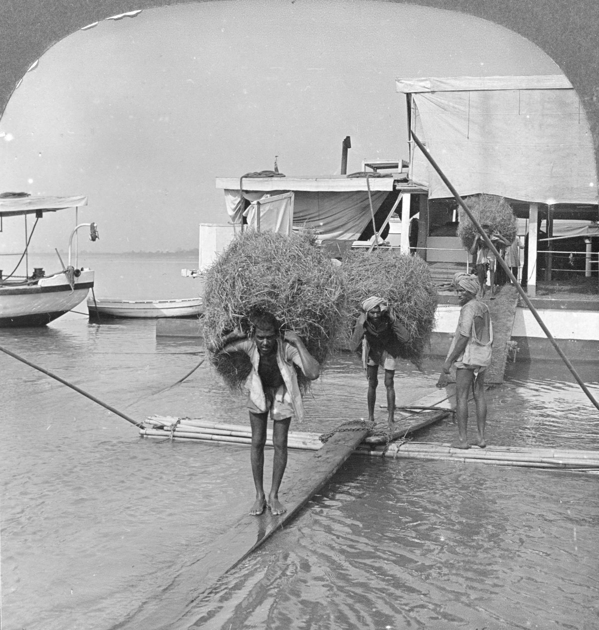 Descarregando uma embarcação no rio Irrawaddy, Birmânia, 1908 de Stereo Travel Co
