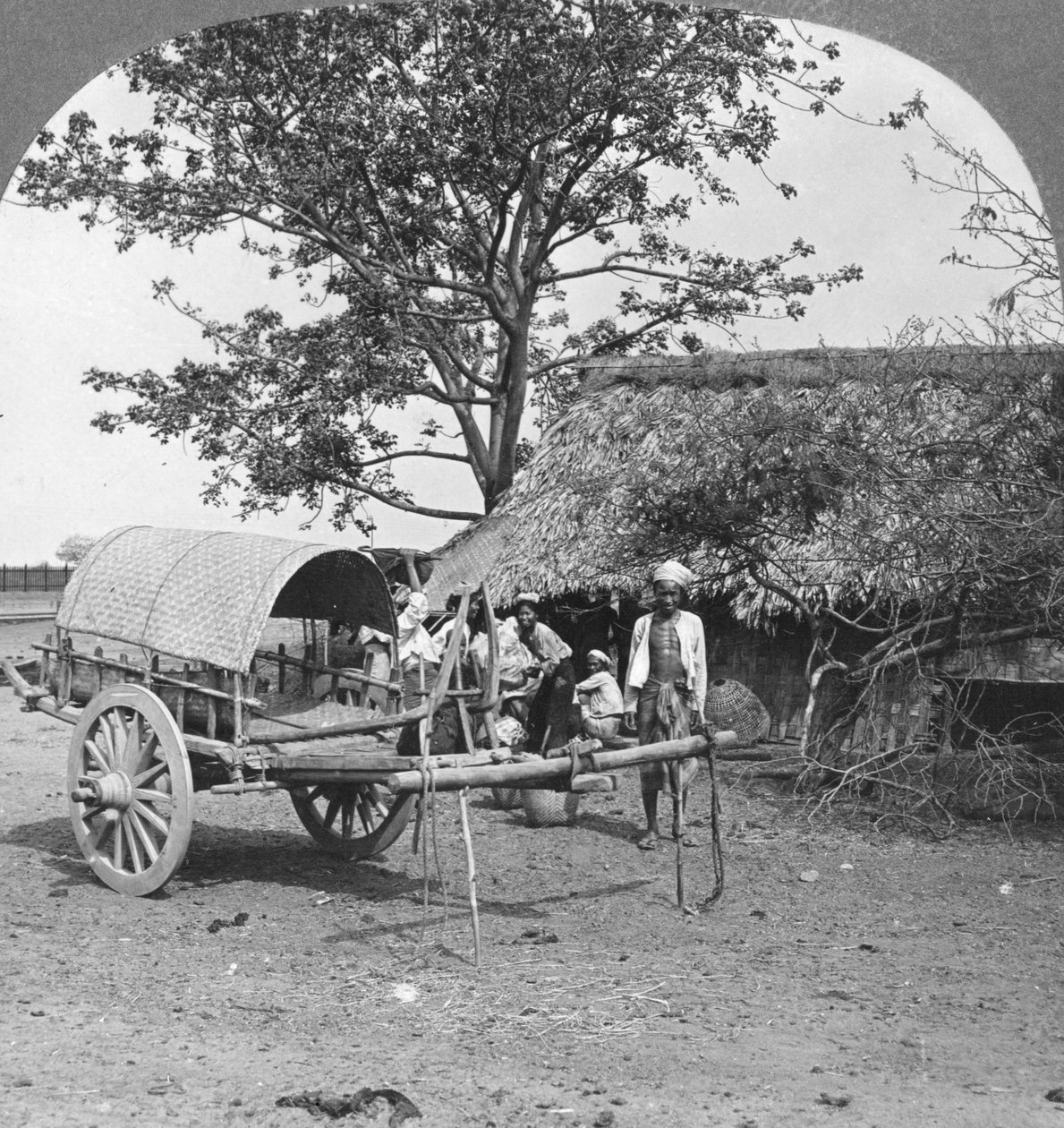 Casa da vila construída de bambu e folhas, Birmânia, 1908. de Stereo Travel Co