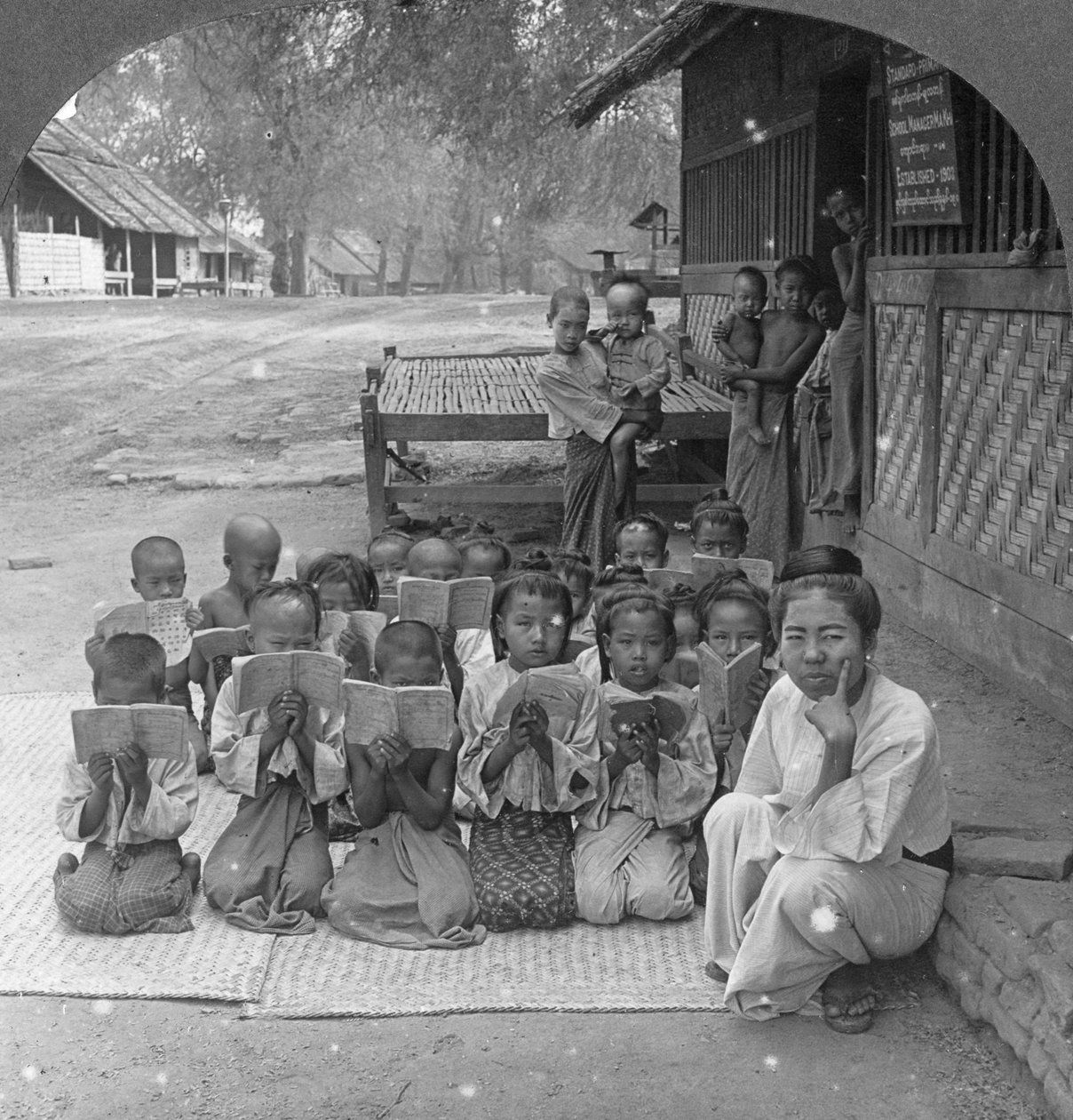 Escola e professor da aldeia, Amarapura, Birmânia, 1908 de Stereo Travel Co