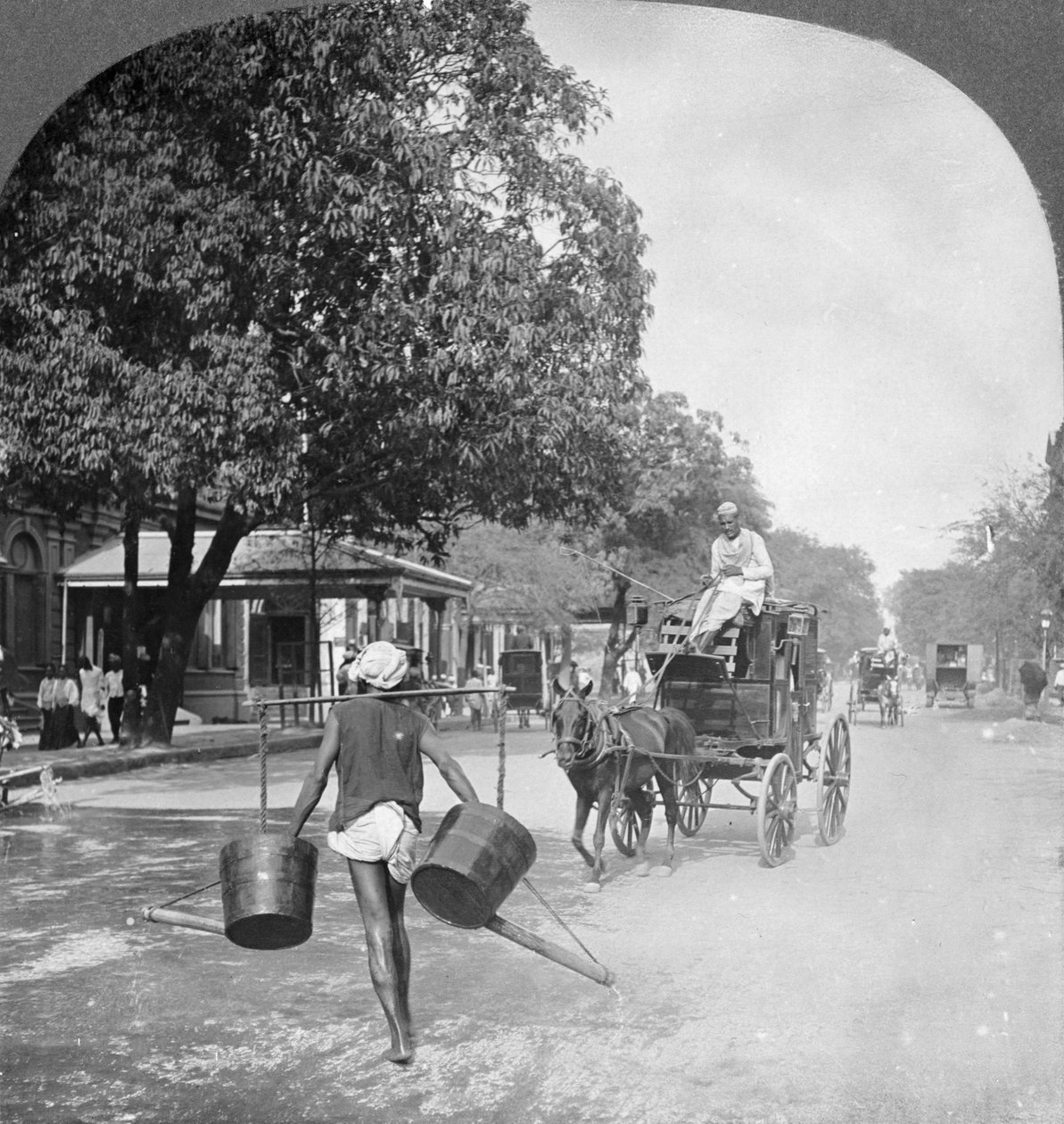 Molhar as ruas de Rangoon, Birmânia, 1908 de Stereo Travel Co