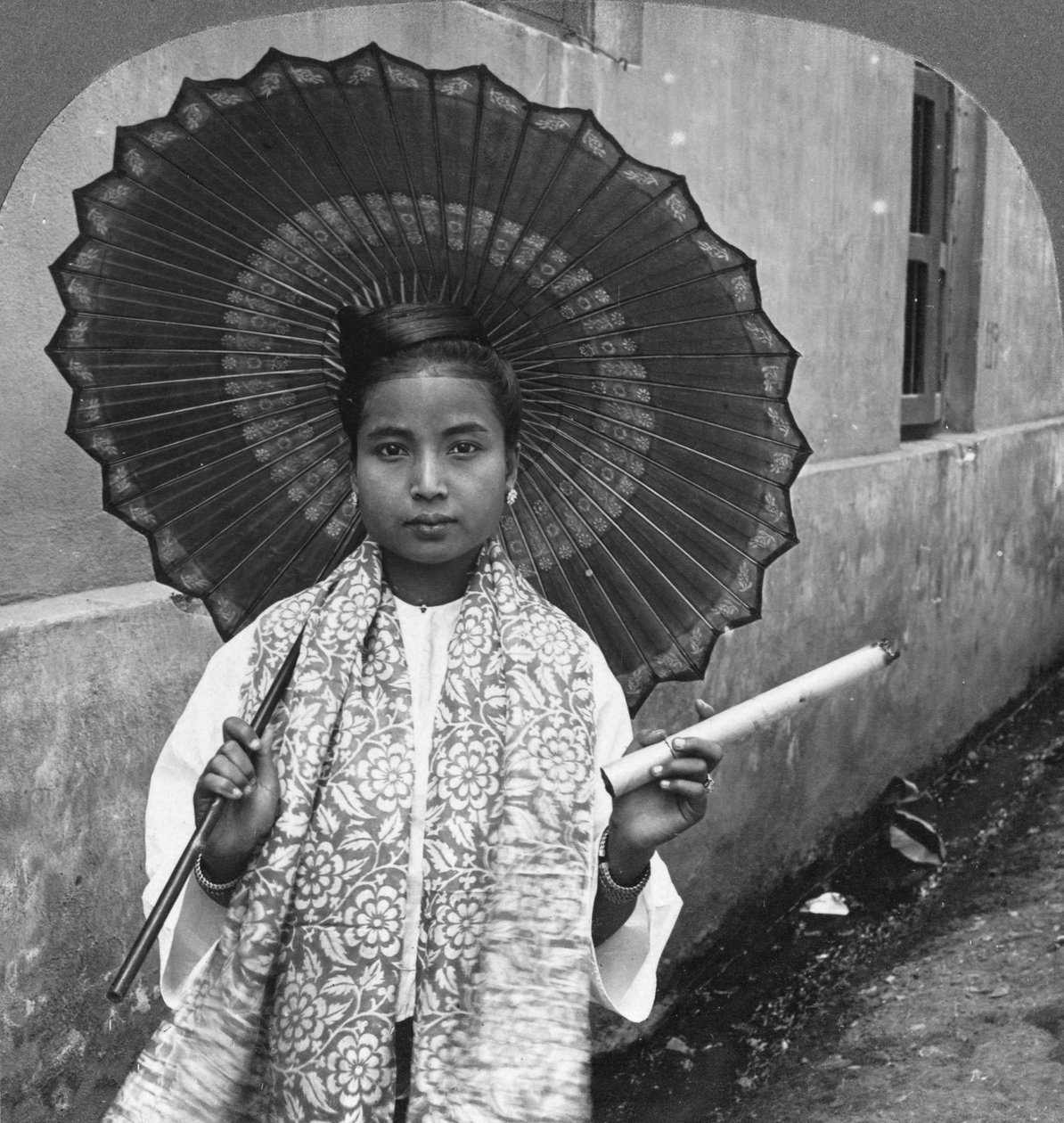 Birmanês jovem segurando um enorme charuto, Rangoon, Birmânia, 1908 de Stereo Travel Co