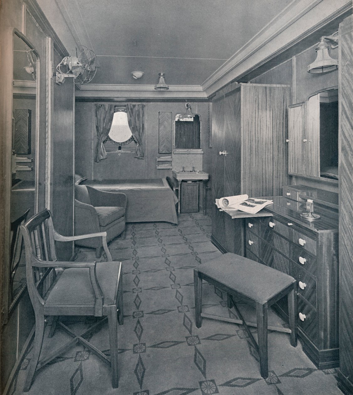 Apartamentos na área de Primeira Classe a bordo da Imperatriz SS da Grã-Bretanha, 1931 de Stewart Bale Limited