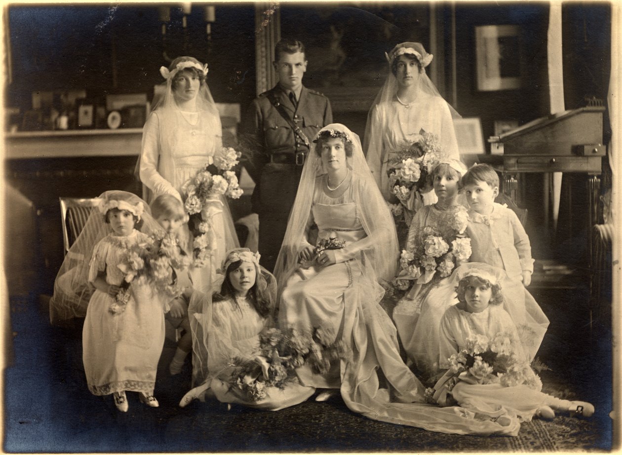 Retrato de casamento em grupo de Lady Blanche Cavendish e do Coronel Ivan Murray Guards Chapel, Lansdowne House, 21 de Abril de 1919 (foto a p/b) de Studio Lafayette