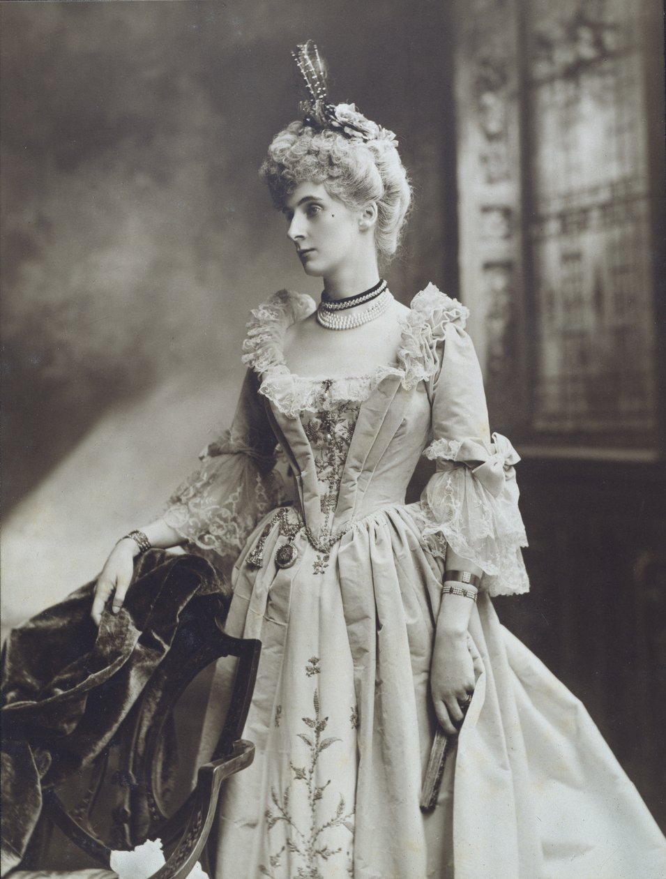 Lady Evelyn Cavendish, mais tarde Duquesa de Devonshire, como Senhora na Corte da Imperatriz Maria Theresa, A Duquesa de Devonshire