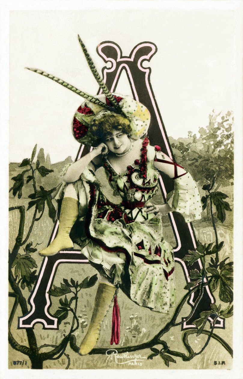 A : Constance Elise De Vere , atriz francesa de raízes inglesas, nascida na Bélgica - Teatro Marigny, Paris - Alfabeto em cartões postais - Fotomontagens com fotografias de mulheres artistas da Belle Epoque feitas por Leopold Reutlinger . Ed de Studio Reutlinger