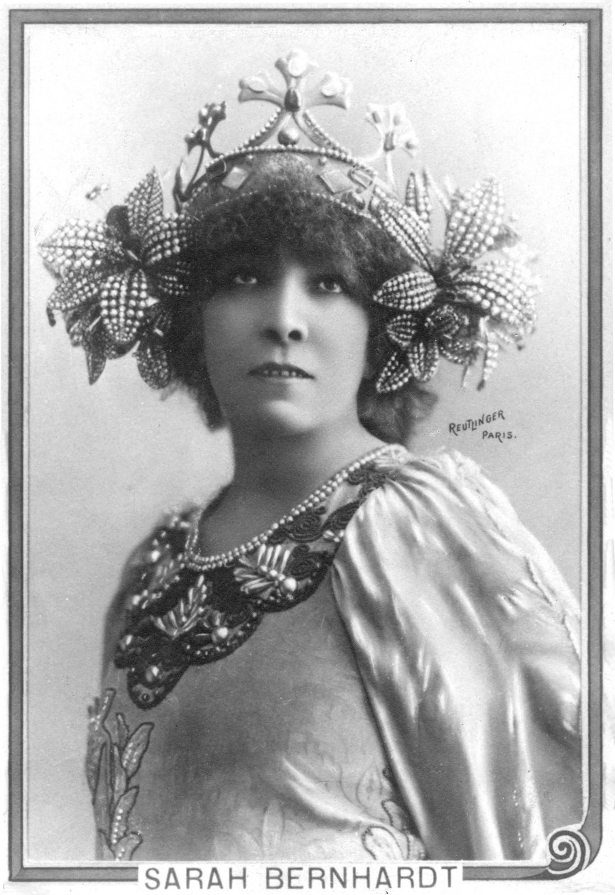 Henriette Rosine Bernard também conhecida por Sarah Bernhardt (1844-1923) como "A princesa distante", uma peça de teatro de Edmond Rostand (foto a p/b) de Studio Reutlinger