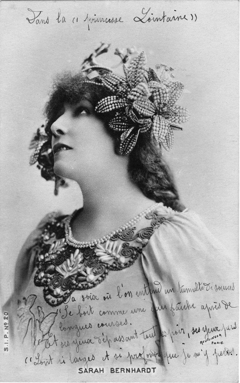 Henriette Rosine Bernard aka Sarah Bernhardt (1844-1923) no papel de "A princesa distante", uma peça de teatro de Edmond Rostand (foto a p/b) de Studio Reutlinger