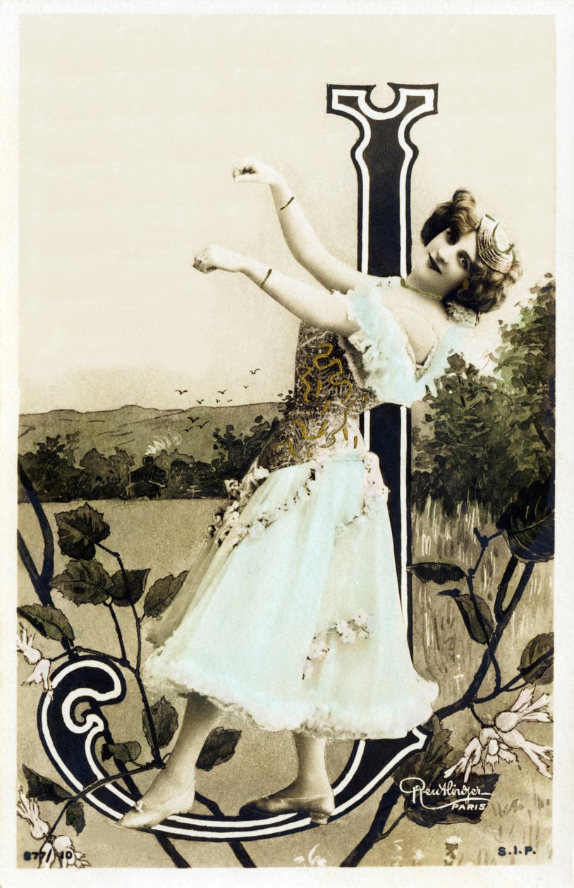J: Lucette De Berny, artista de la Belle Epoque - Alfabeto em cartão postal de Studio Reutlinger
