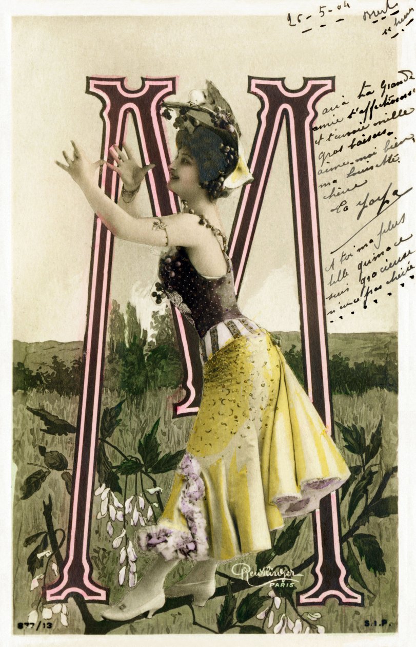 M: Mlle Marville, artista dos anos 1900 - Alfabeto em cartão postal de Studio Reutlinger
