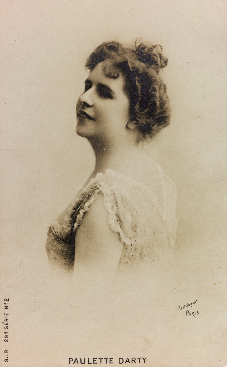 Retrato da cantora francesa Paulette de Bardy, conhecida como Paulette Darty; cartão postal de Studio Reutlinger