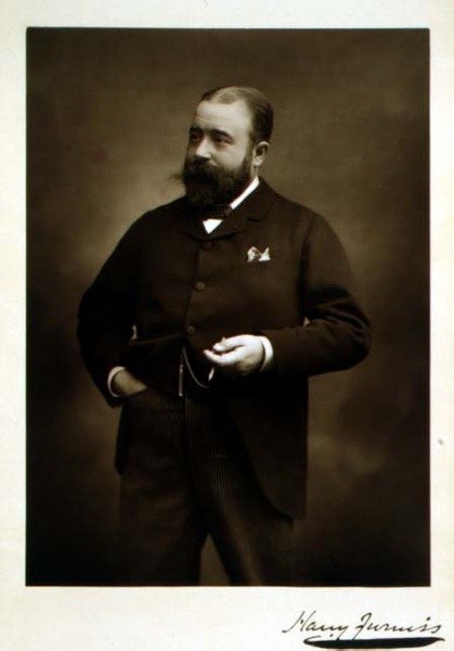 Harry Furniss (1854-1925), ilustrador e caricaturista, retrato fotográfico (foto a p/b) de Studio Walery