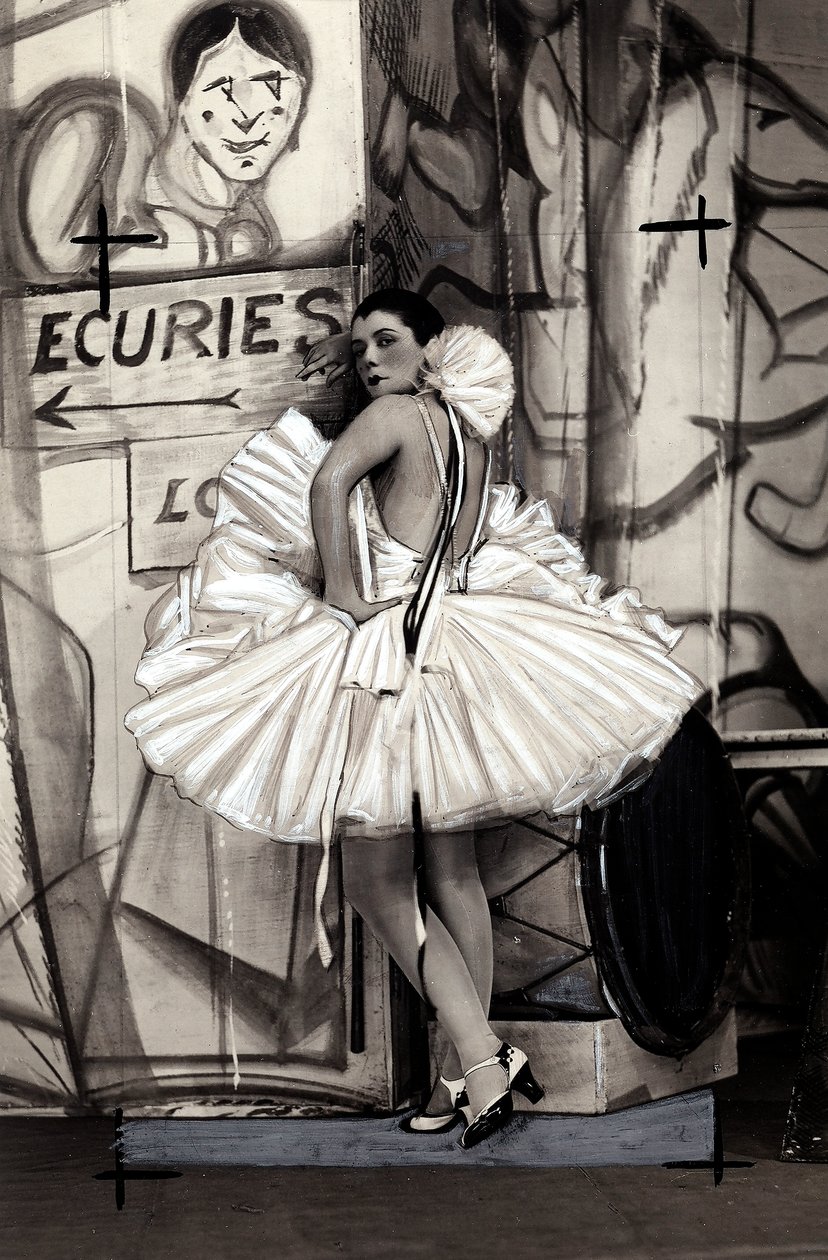 Retrato da actriz francesa Spinelly, com o fato de bailarina. de Studio Walery