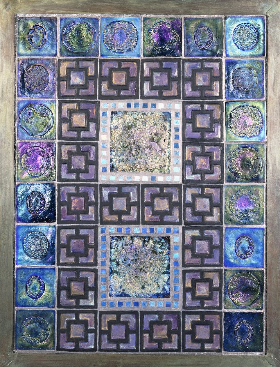 Um painel de ladrilhos de vidro Favrile, moldado com flores e desenhos geométricos, século 20 (ladrilhos de vidro Favrile) de Studios Tiffany
