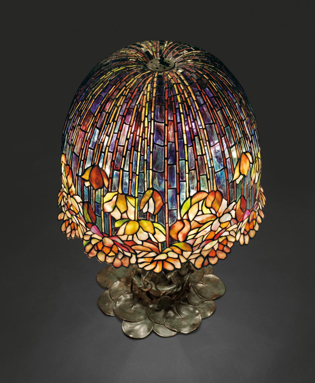 Um abajur &39;Pond Lily&39;, c.1903 (vidro com chumbo e bronze patinado) de Studios Tiffany