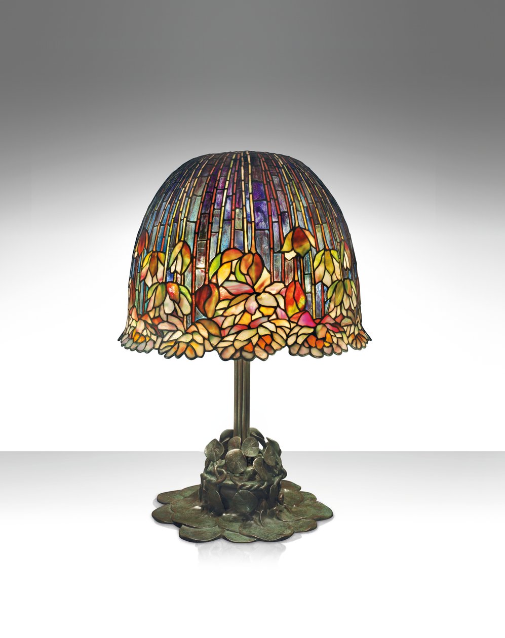 Um abajur &39;Pond Lily&39;, c.1903 (vidro com chumbo e bronze patinado) de Studios Tiffany