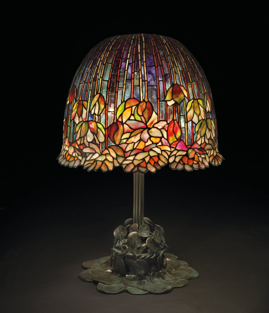Um abajur &39;Pond Lily&39;, c.1903 (vidro com chumbo e bronze patinado) de Studios Tiffany