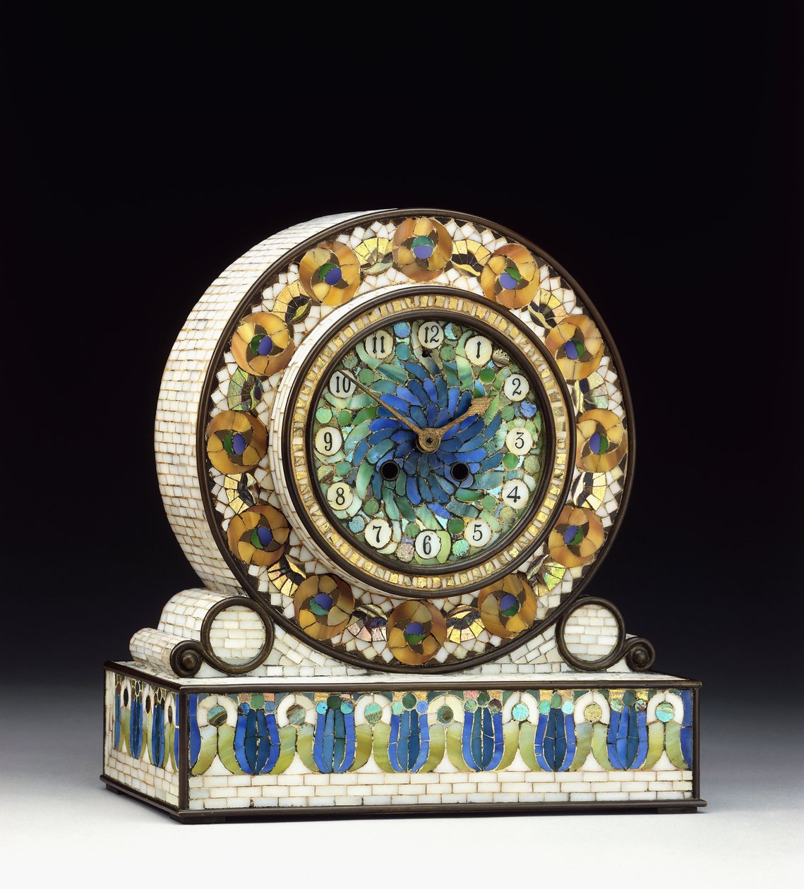 Um relógio com lareira de vidro Favrile em mosaico montado em bronze, século 20 (bronze, mosaico, vidro Favrile) de Studios Tiffany