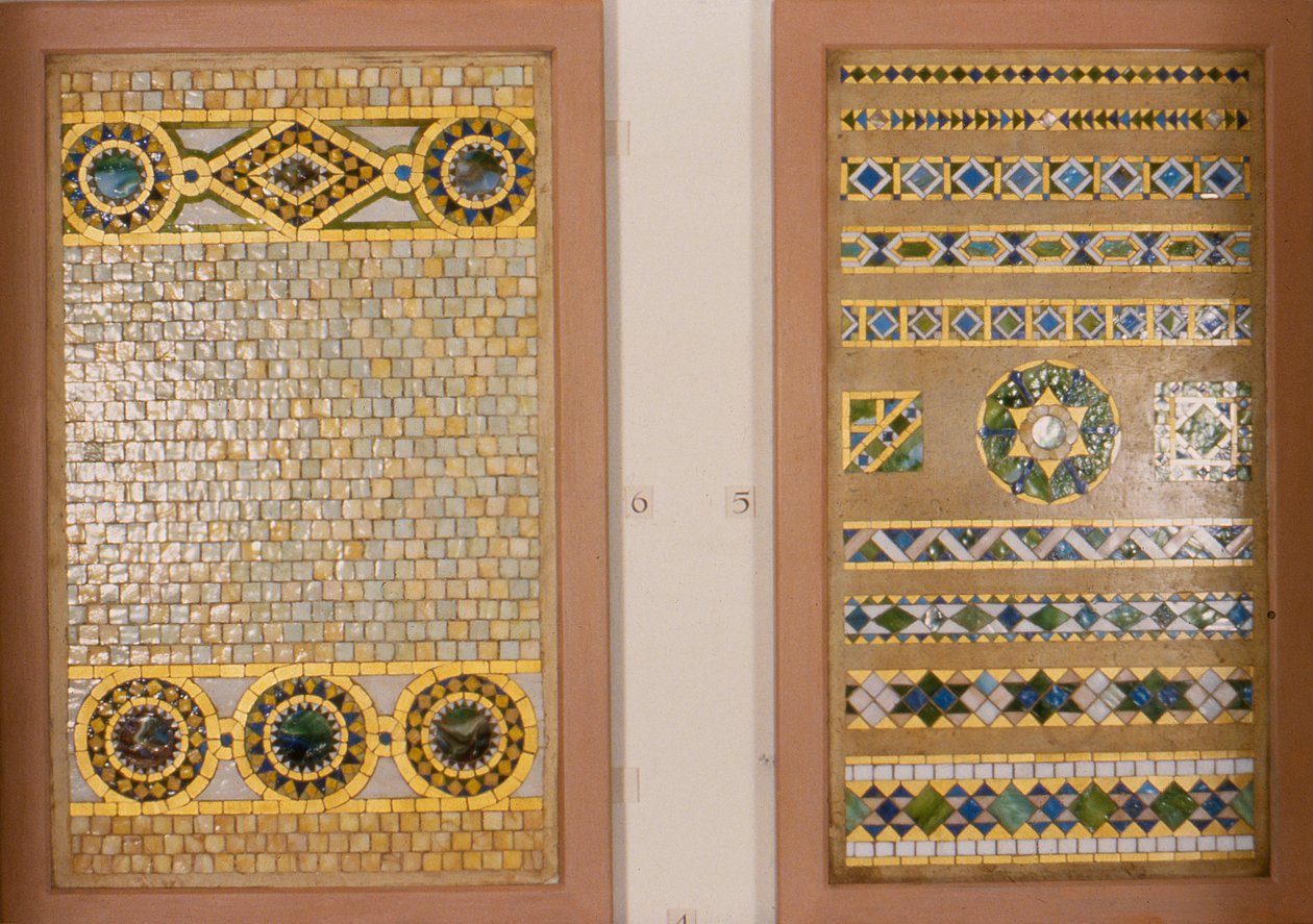 Vidro de mosaico Tiffany, à esquerda: para o Citizens Bank, Ohio, à direita: para o First National Bank (amostra) de Studios Tiffany
