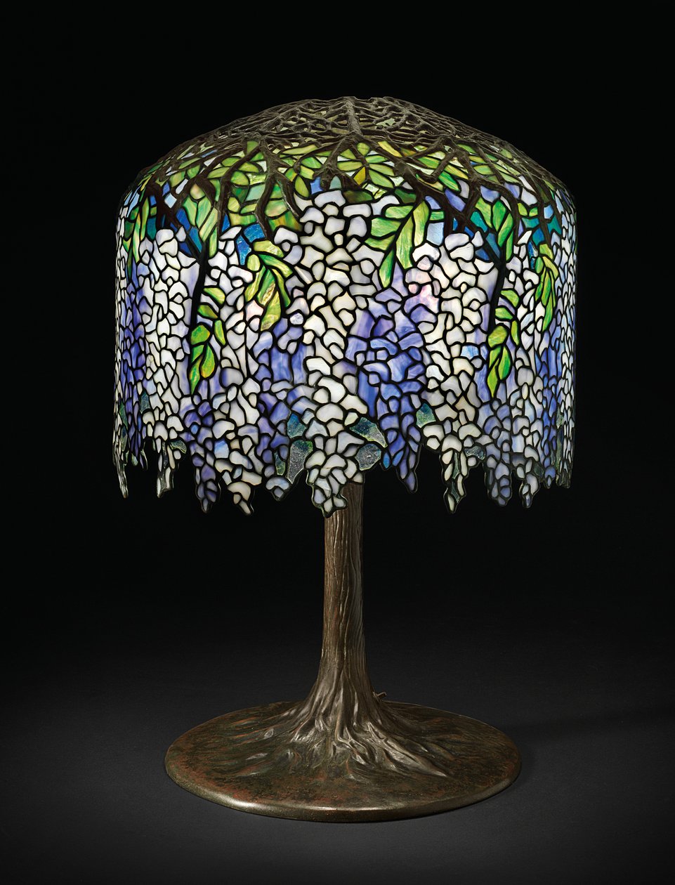 Candeeiro de mesa de glicínia, c.1910 (vidro com chumbo e bronze) de Studios Tiffany
